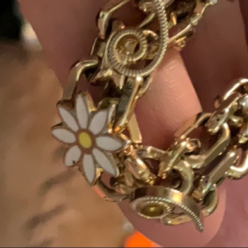 Estate Find Gold Toned Metal Enamel Daisy Bracelet Vintage Unsigned Well Made - Picture 16 of 16